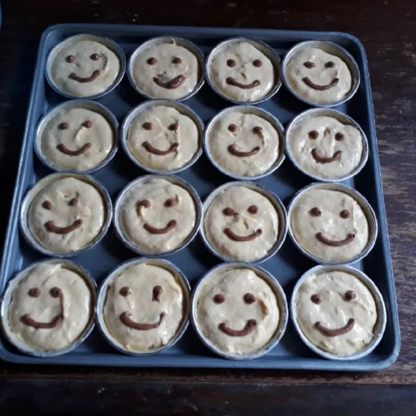 Olesi loyang pie susu dengan carlo. Tuang adonan putih dan buat motif atasnya dengan adonan cokelat.