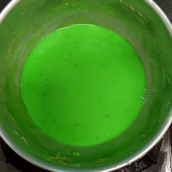 Ambil sedikit beri pasta pandan kemudian masak hingga mengental.