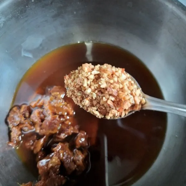 Siapkan panci, masukkan gula merah, air dan campuran kacang.