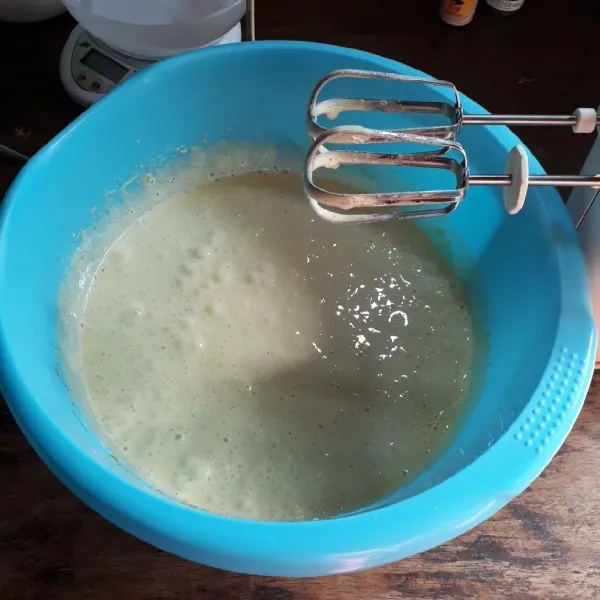 Mixer gula pasir, telur, SP dan garam selama 2 menit.