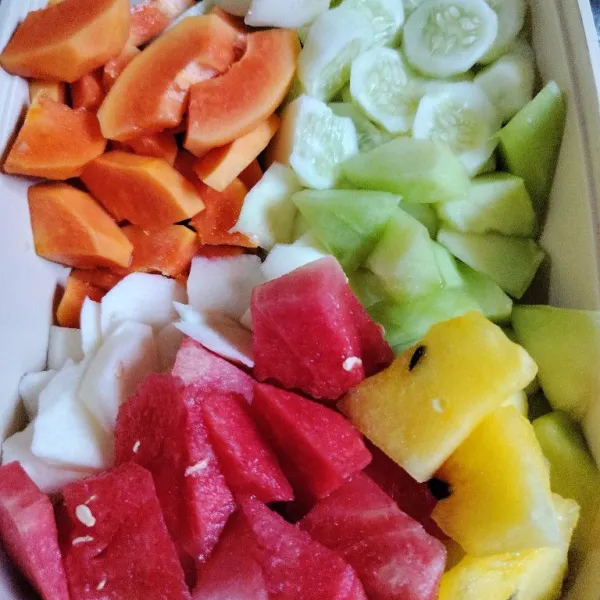Siapkan buah-buahan. Sajikan bersama sambal rujak dan cireng.