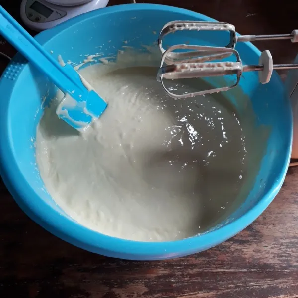 Tambahkan tepung terigu, tepung maizena dan baking powder yang sudah diayak, mixer kembali asal rata saja.