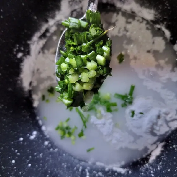 Membuat cireng : masukkan air dalam panci, tambahkan irisan daun bawang, 3 sdm tepung tapioka (ambil dari 250 gram tepung tapioka), garam, bawang putih bubuk dan kaldu bubuk.