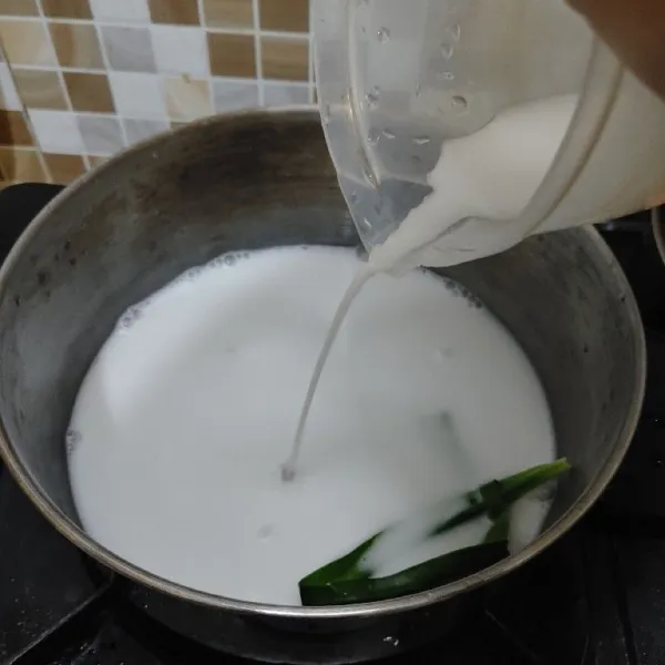 Tuang larutan tepung maizena, masak vla sampai sedikit mengental, lalu angkat.