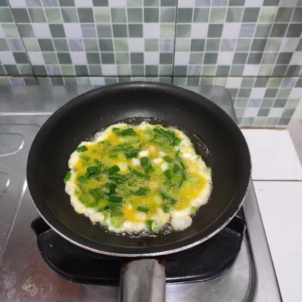 Kemudian buat telur dadar.