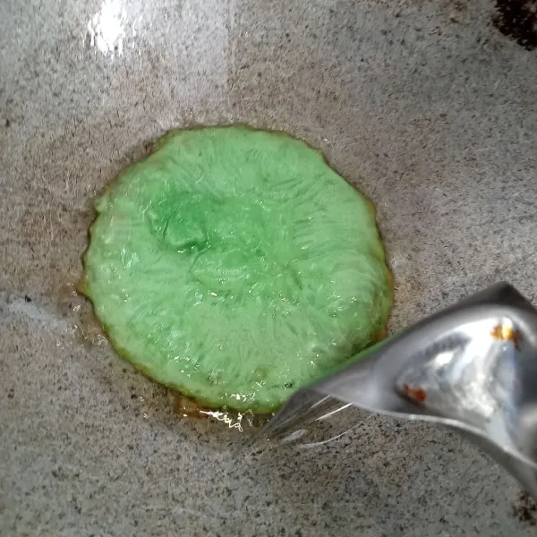 Siram siram cucur dengan minyak ke arah tengah supaya matang sempurna, setelah matang balik cucur. Angkat dan tiriskan.