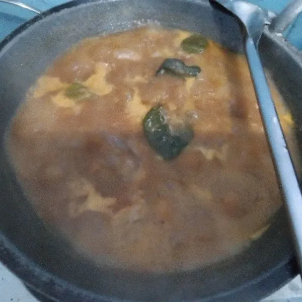 Tambahkan air mineral dan masak hingga mendidih.