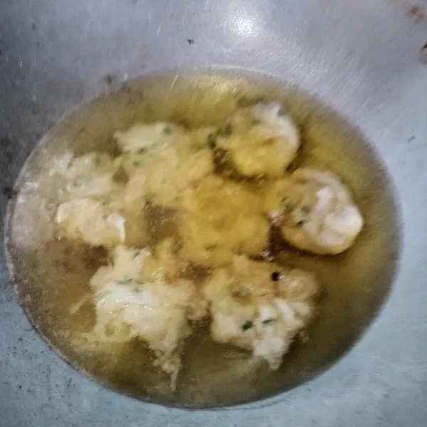 Goreng dalam minyak dingin. Kemudian nyalakan kompor dengan api cenderung kecil. Goreng hingga matang, angkat dan tiriskan.