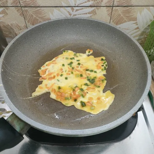Olesi teflon dengan margarin secara merat. Tuang adonan telur secukupnya.
