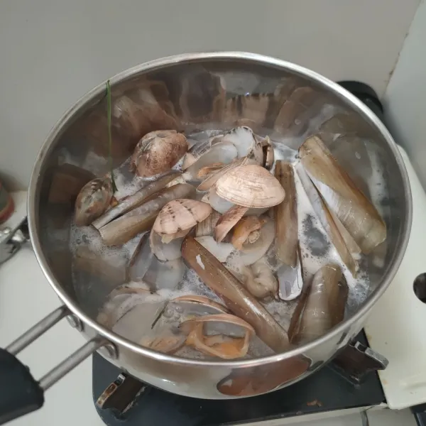 Didihkan air, masukkan jahe, daun salam, serai dan kerang, masak selama 3 menit.