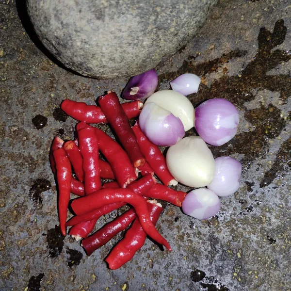 Ulek bawang putih, bawang merah dan cabe sampai halus.