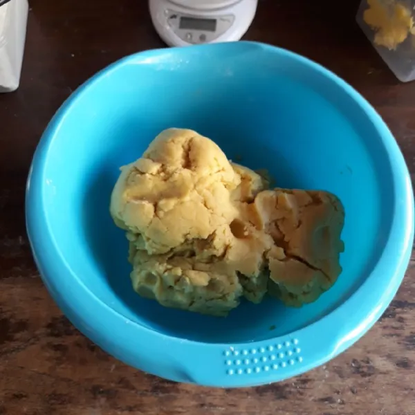 Tambahkan susu, kuning telur dan margarin, uleni hingga rata.