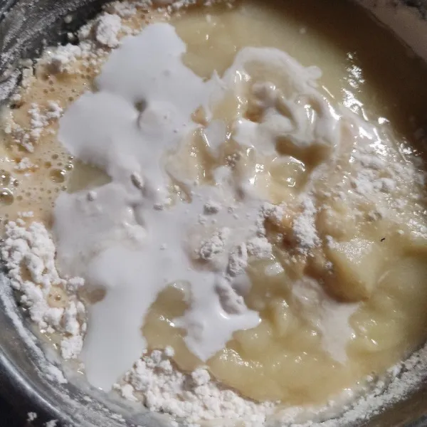 Masukkan tepung terigu, garam, vanili bubuk, santan dan kentang yang telah di haluskan, aduk rata.