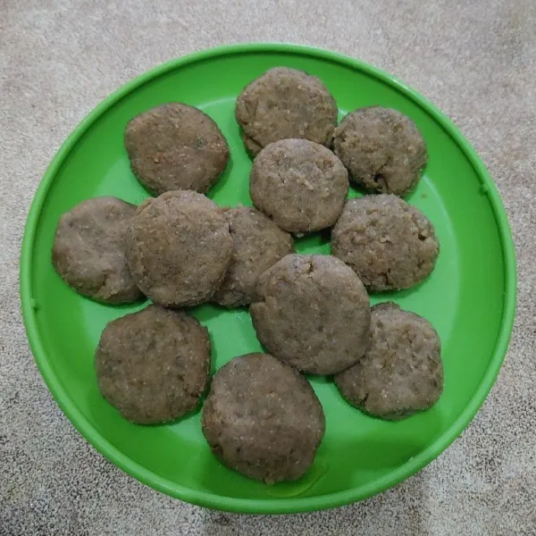 Bentuk bulat-bulat kacang hijau. Dan sisihkan