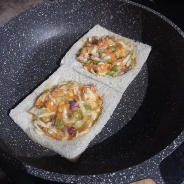 Lalu beri adonan telur di bagian tengah nya.