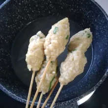 Ambil tusukan sate, kemudian bentuk sesuai selera.