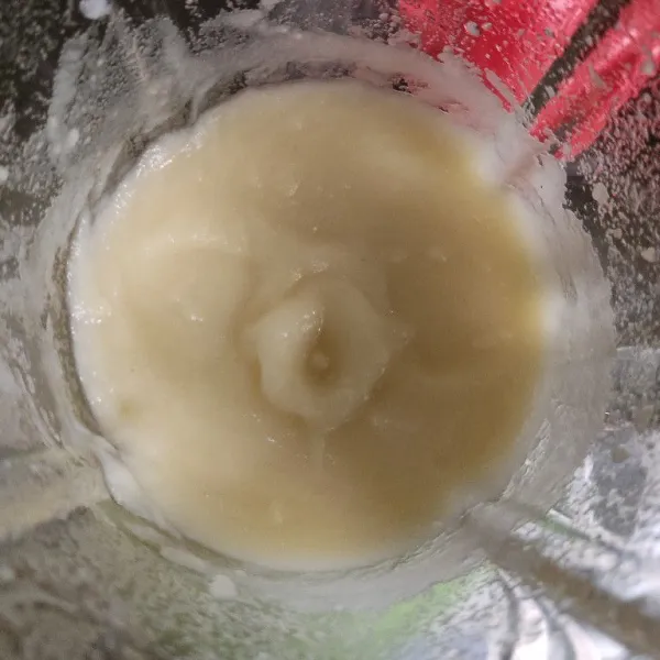 Masukkan kentang dan air dalam blender, proses hingga kentang halus.