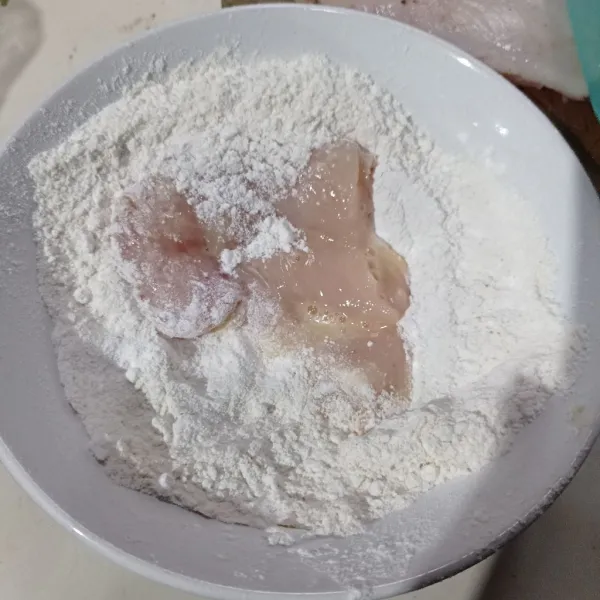 Kemudian gulingkan ke dalam campuran tepung bumbu dan tepung terigu, bolak-balik sampai terbalut tepung.