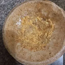 Haluskan bawang putih dan kemiri.
