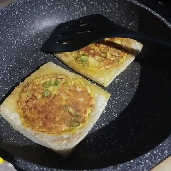 Masak sampai kedua sisi matang.