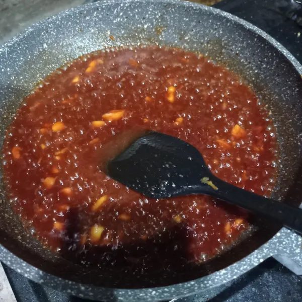 Tumis bawang putih sampai matang, lalu masukkan semua bahan saus, aduk rata, masak sampai mengental, cek rasa lalu matikan api.