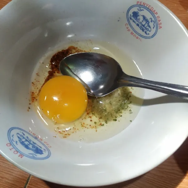 Kocok telur bersama bumbu mie