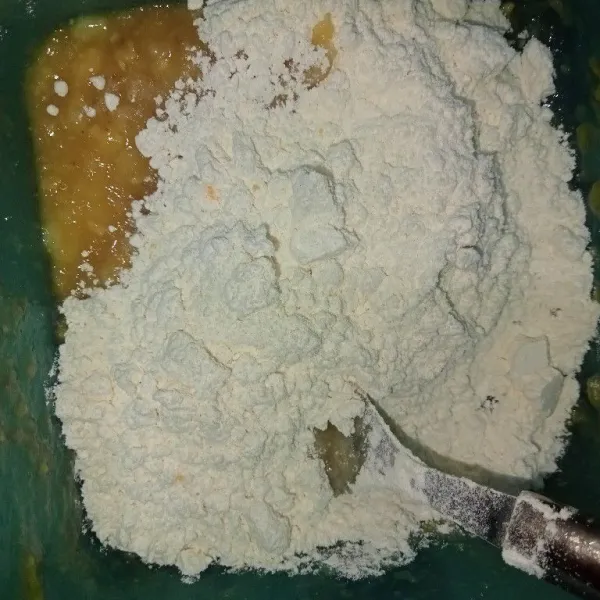 Masukkan garam, tepung dan susu bubuk.