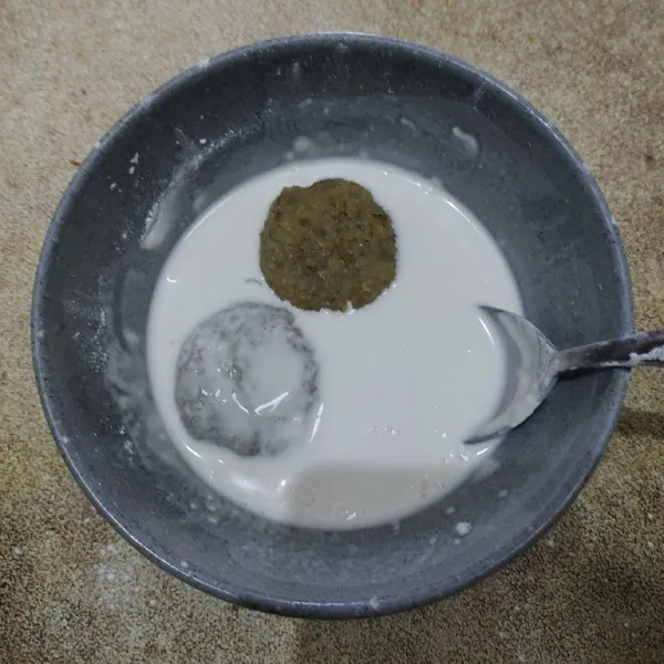 Masukan kacang hijau yang sudah dibentuk kedalam adonan,balur sampai rata.
