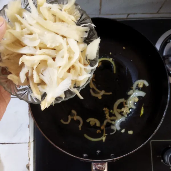 Panaskan minyak, lalu tumis bawang bombay, bawang putih dan jahe hingga harum. Tambahkan jamur tiram, lalu tumis hingga layu.