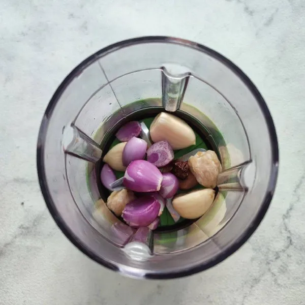 Blender bumbu halus dengan sedikit air, kemudian tumis hingga air menyusut.