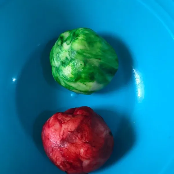 Ambil 75 gr adonan untuk diberi warna hijau dan merah lalu lapisi plastik, simpan dalam kulkas. Sisa adonan biarkan mengembang dan jangan lupa tutupi wadah dengan plastik  wrap