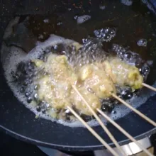 Kocok lepas telur, celupkan adonan sempol kedalam telur. Panaskan minyak, goreng dengan api kecil sambil dibalik sesekali. Angkat dan sajikan.
