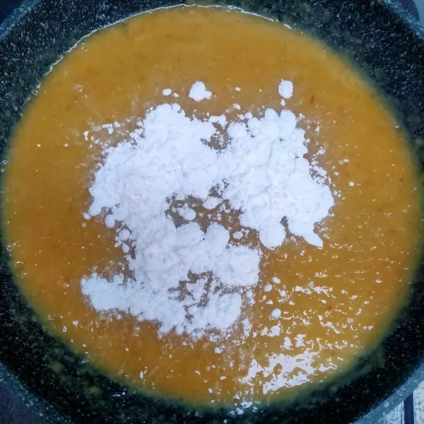Masukkan tepung maizena, aduk hingga mengental dan siap untuk disimpan dalam wadah tertutup.