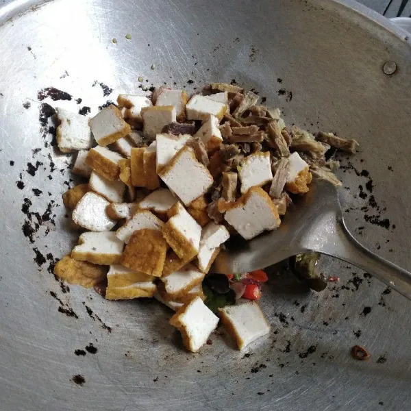 Masukkan tahu dan daging, tambahkan sedikit air. Masukkan garam, lada dan kaldu bubuk. Masak sampai bumbu meresap.