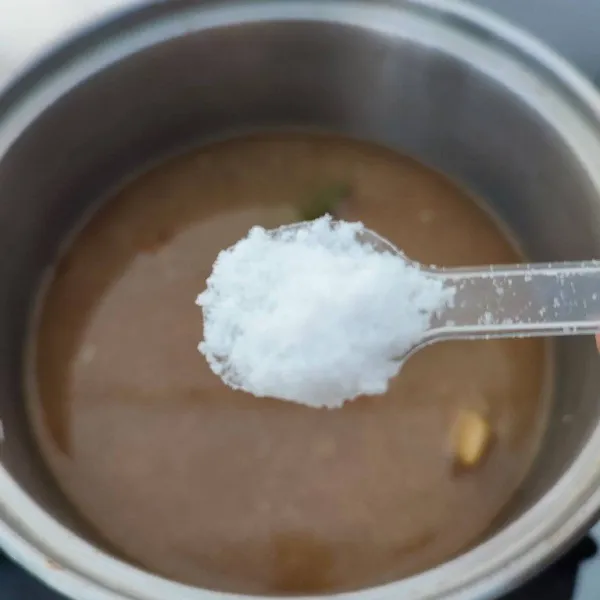 Bumbui dengan garam, gula pasir, merica bubuk dan kaldu jamur. Koreksi rasa, masak sampai bumbu meresap dan air menyusut. Tingkat kekentalan sesuaikan selera.
