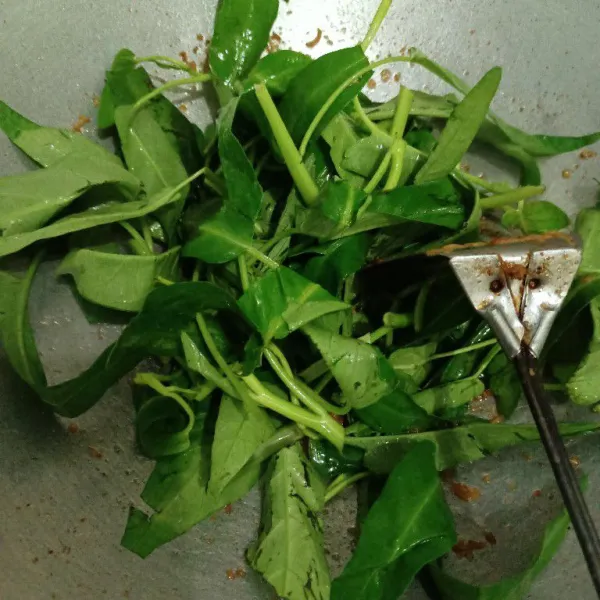 Masukkan kangkung.