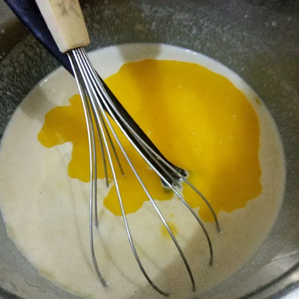 Setelah itu masukkan margarin cair dan pasta vanila, aduk rata.