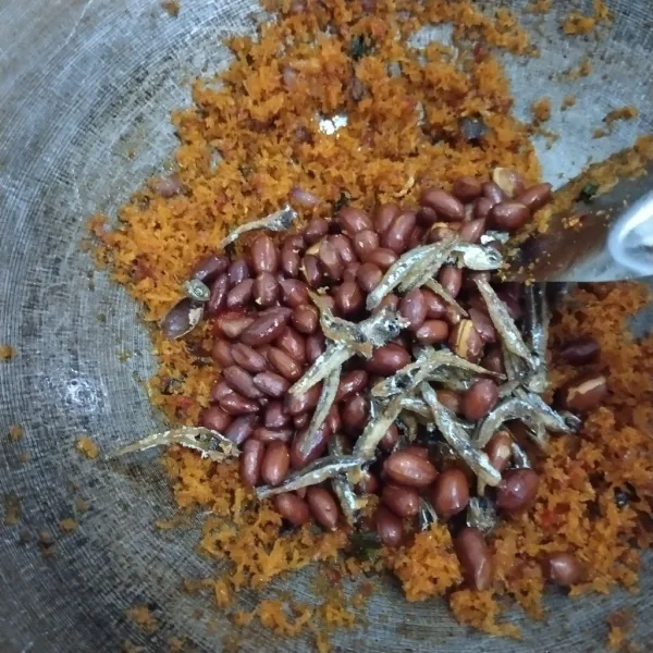 Masukkan kacang dan ikan teri ke dalam kelapa dan koreksi  rasa, angkat dan sajikan.