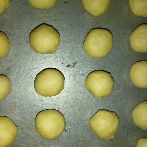 Proses pembuatan burger mini ala rumahan