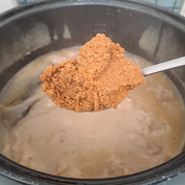 Setelah 1 jam, buka rice cooker, masukkan kacang tanah yang sudah dihaluskan. Aduk rata sambil koreksi rasa sekali lagi dan cek tingkat keempukan daging.