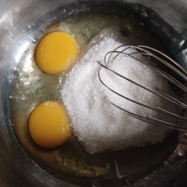 Kocok telur dan gula pasir hingga gula larut.