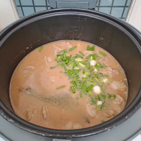 Masukkan irisan seledri dan daun bawang. Pindahkan tombol rice cooker ke warm, biarkan selama 15 menit. Lalu angkat dan pindahkan dalam wadah saji.
