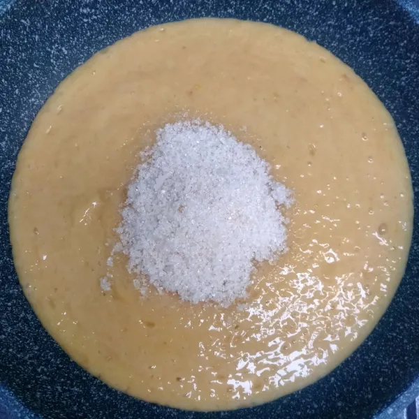 Taruh di teflon dan tambahkan gula pasir.