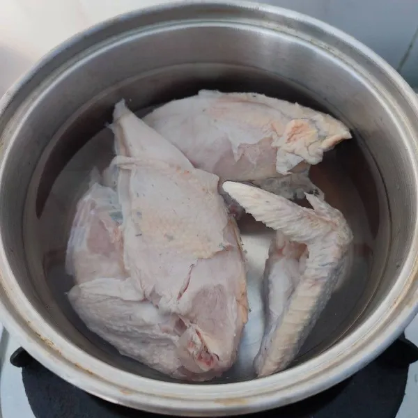 Rebus dada ayam kampung sampai empuk dengan api kecil, kemudian potong-potong.