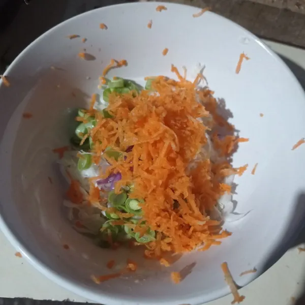 Iris halus kol, wortel, buncis dan bawang merah, pindahkan ke mangkok.