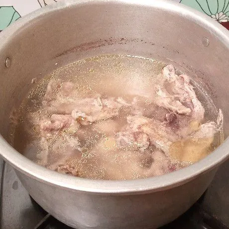Rebus balungan ayam sampai dagingnya matang. Angkat kemudian tiriskan.