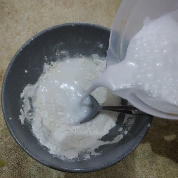 Membuat adonan pelapis,campur jadi satu tepung beras,tepung terigu,garam dan santan. Aduk sampai rata dan tidak terlalu encer.