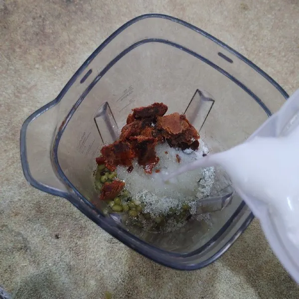 Kemudian masukan kacang hijau,gula merah,gula pasir,garam,vanili dan santan. Blender hingga halus.