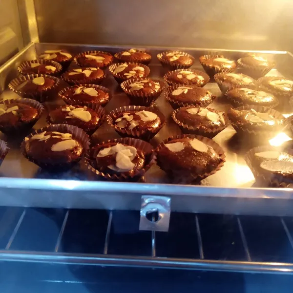 Tuang adonan dalam cup mini, beri topping almond slice. Oven dengan suhu 150 derajat selama 25 menit hingga matang. Sesuaikan oven masing-masing. Dan pastikan oven dipanaskan sebelumnya