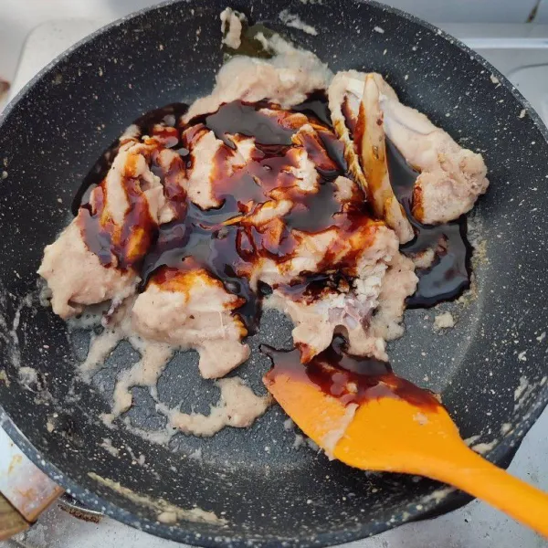Masukkan potongan ayam, aduk rata dengan bumbu. Kemudian tambahkan kecap manis, masak sampai bumbu meresap.